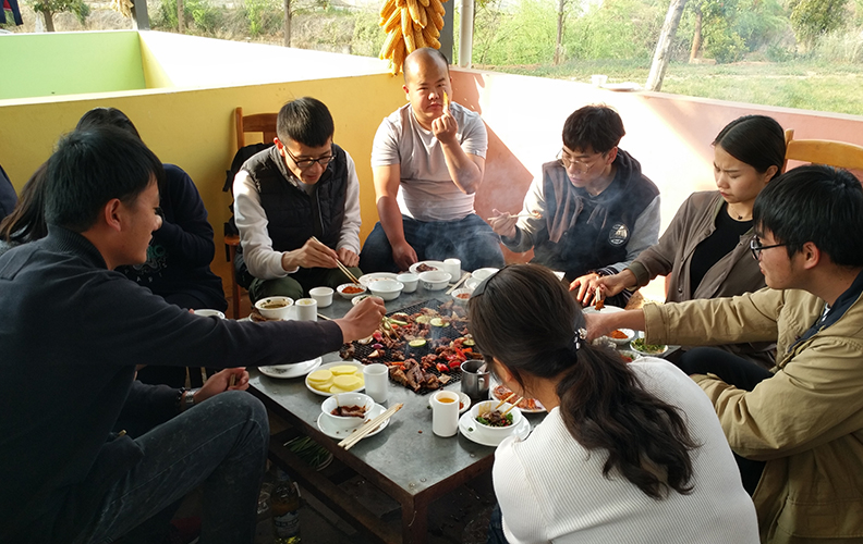 又因椒盐辣酱的增色，和不停的反动，均匀的受热，使食物变得更加入味