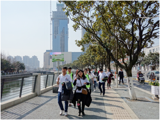 一路上，志愿者把“学雷锋践行动 树新风做好事 做志愿者”的精神传扬到大街小巷，把雷锋为人民服务的志愿精神带到城市的每个角落。